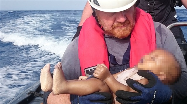 Mülteci krizinin ne denli büyük olduğunu gösteren Aylan bebek fotoğrafından sonra Libya kıyılarında benzer bir facia yaşandı. 