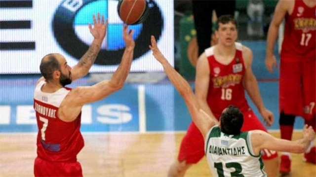 Olympiakos,Vassilis Spanoulis'in bitime 1.9 saniye kala attığı üç sayılık basketle şampiyon oldu.