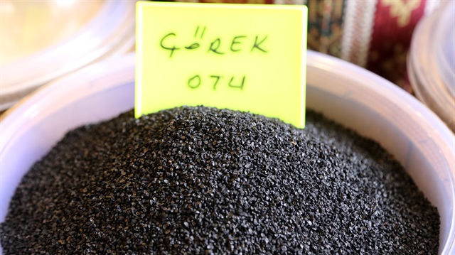 Öğütülerek ya da tam haliyle salatalara, yoğurda eklenecek çörekotu doygunluk hissi dışında zindelik de verir.