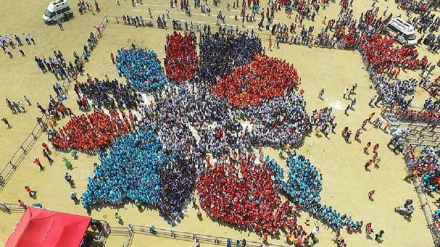 Keçiören Belediyesince düzenlenen etkinlikte bir araya gelen 10 bin çocuk, "çiçek şeklinde en büyük insan mozaiği"ni oluşturarak Guinness Rekorlar Kitabı'na girdi.