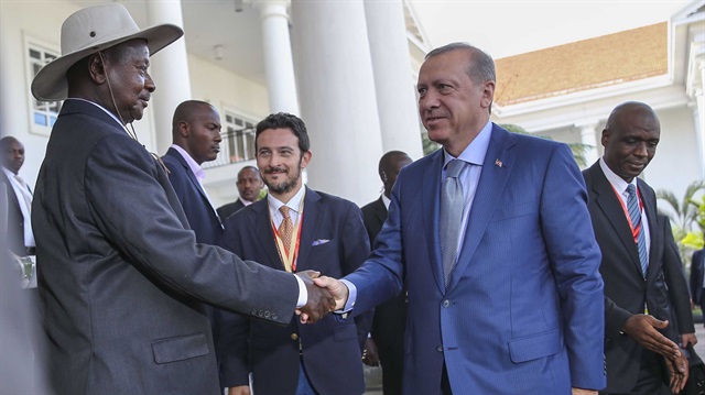 Cumhurbaşkanı Recep Tayyip Erdoğan, Doğu Afrika ziyaretinin ilk durağı Uganda'da, Cumhurbaşkanı Yoweri Museveni tarafından Entebbe'de bulunan Cumhurbaşkanlığı Sarayı'nda resmi törenle karşılandı.