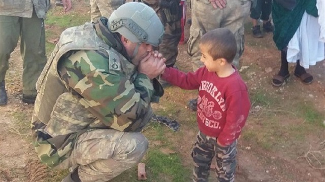 Adıyaman Jandarma Özel Harekat Tabur Komutanı Binbaşı Necmettin Tetik, Silopi'deki operasyonda bir çocuğun elini ısıtırken çekilen fotoğrafıyla dikkat çekmişti. 