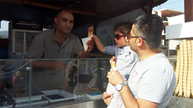 Mehmet Acarlar, 20 yıldır dondurma imalatı ve satışı yapıyor.
