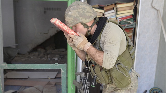 Nusaybin'de kullanılamaz hale getirdikleri bir camide mevzilenen teröristlerin, buradaki Kur'an-ı Kerim ve dini kitapları yerlere attığı görüldü. İlçedeki tüm yapılar gibi camileri de hain emellerine alet eden ve her türlü zararı veren teröristlerin camide yere attığı Kur'an-ı Kerim ve dini kitaplar, güvenlik güçlerince kaldırıldı.