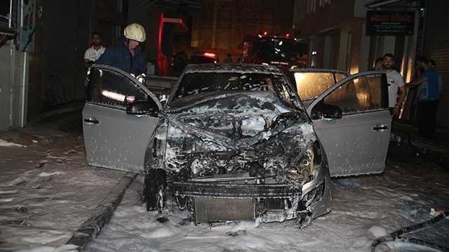 Fatih ve Sultanbeyli'de gece saatlerinde 4 araç yüzleri maskeli kişilerce kundaklandı.