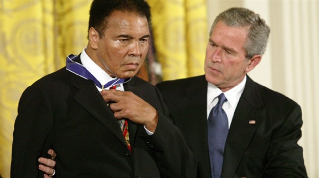 Muhammed Ali, dönemin ABD Başkanı Georghe W. Bush tarafından 'Barış Adamı' ödülünü alıyor.