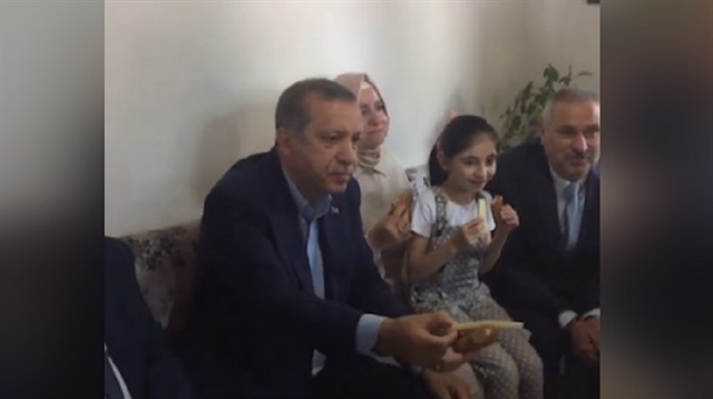 Cumhurbaşkanı Erdoğandan taksi durağında simitli sohbet