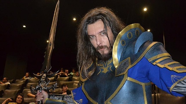 Vizyona giren "Warcraft: İki Dünyanın İlk Karşılaşması" filmini sinemada filmin baş karakterlerinden "Sir Anduin Lothar"ın kostümünü giyerek izledi.
