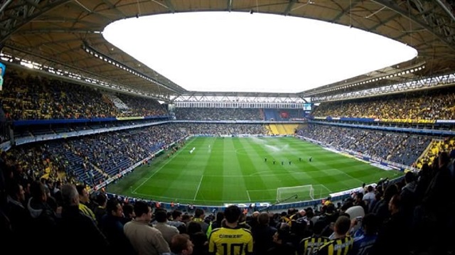 Fenerbahçe Başkanı Aziz Yıldırım, protesto eden gruplara kombine satışını yasakladı.