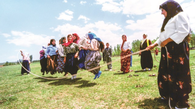 1980'li yıllarda Bingöllü kadınlar yayla yolunda eğlenirken.