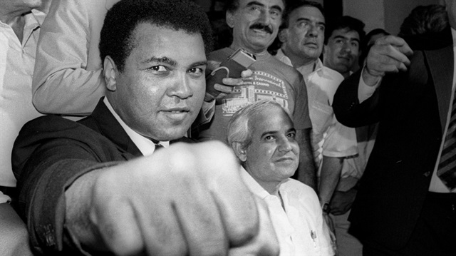 Müslüman boksör Muhammed Ali, 32 yıl boyunca parkinson hastalığıyla mücadele ettikten sonra 74 yaşında hayata gözlerini yumdu.