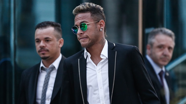 Neymar ve babasının yolsuzluktan yargılanması istendi.
