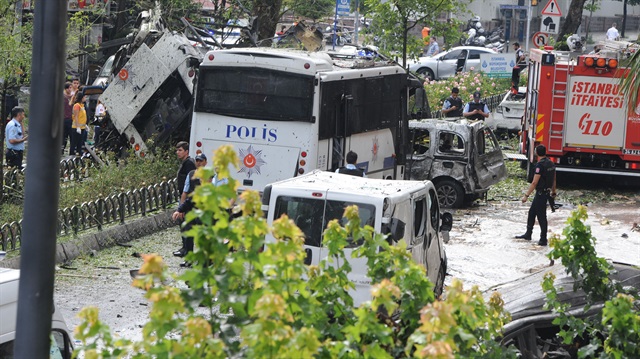 Patlama sonrası polis aracının yan yattığı görüldü. 