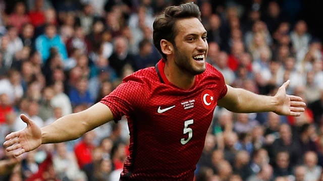 Hakan Çalhanoğlu Bayer Leverkusen formasıyla geçen sezon 31 maçta 3 gol 6 asist üretti.