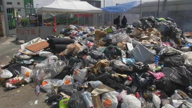  Çöp toplama işçilerinin de greve destek vermesi yüzünden başkentin bazı bölgelerinde çöp yığınlarının biriktiği gözleniyor.