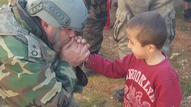 Adıyaman Jandarma Özel Harekat Tabur Komutanı Binbaşı Necmettin Tetik, Silopi'deki operasyonda bir çocuğun elini ısıtırken çekilen fotoğrafıyla dikkati çekmişti.