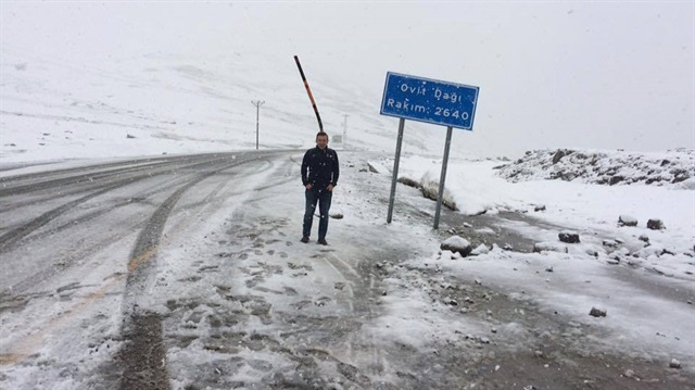 Ovit'ten geçerek Erzurum'a giden araçlar Haziran ayında yağan karla büyük sürpriz yaşadı.