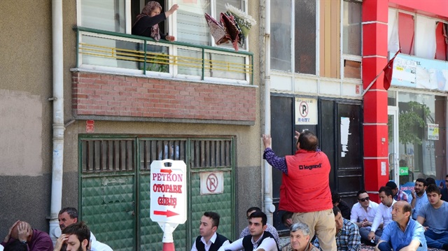 Eskişehir'de yaşlı kadın, namaza son dakikalarda yetişerek kendisine kaldırım üzerinde bile yer bulmayan vatandaşlara, balkonunda tuttuğu kilim ve seccadeleri uzatıyor.
