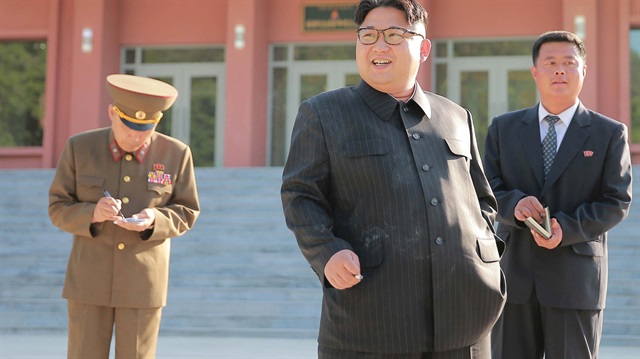 Kuzey Kore lideri Kim Jong-un sigara içerken görüntülendi. 