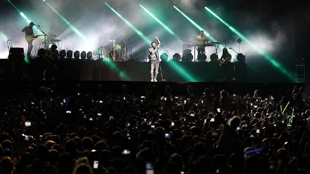 ABD'li rock müzik grubu Maroon 5, EXPO 2016 Antalya'da konser verdi. Grammy ödüllü grup, Kır Aktivite Alanı'nı dolduran hayranlarıyla sevilen şarkılarını seslendirdi. "Sunday Morning", "Moves Like Jagger" gibi şarkılarıyla dünyaca tanınan rock grubu hayranlarına keyifli bir akşam yaşattı. 