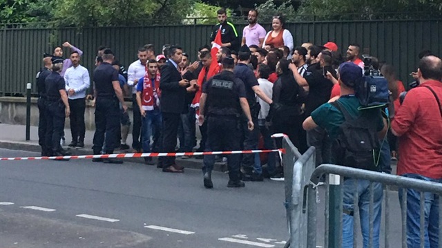 Otelin önünde toplanan Türk taraftarları Fransız polisi durdururken, 'İmparator Fatih Terim' tezahüratları atıldı.