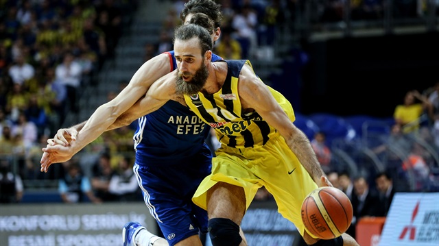 Fenerbahçe Basketbol Ligi Play-Off final serisinde Anadolu Efes karşısında 3-1 önde geçti.