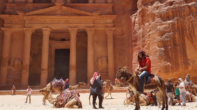 Bir kanyonda gizlenmiş Ürdün'deki Petra Antik Kenti, yaklaşık 2 bin 400 yıllık gizemli tarihiyle turistleri kendine çekmeye devam ediyor.
