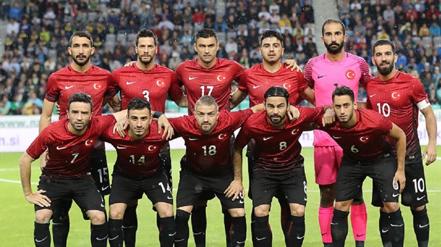 Türkiye-Karadağ maçı öncesi milli takım hatıra fotoğrafı çektirdi.