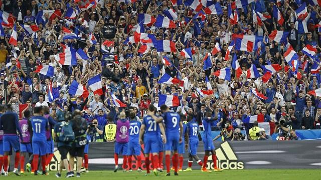 Ev sahibi Fransa, Stade de France'da Romanya'yı 2-1 mağlup etti.