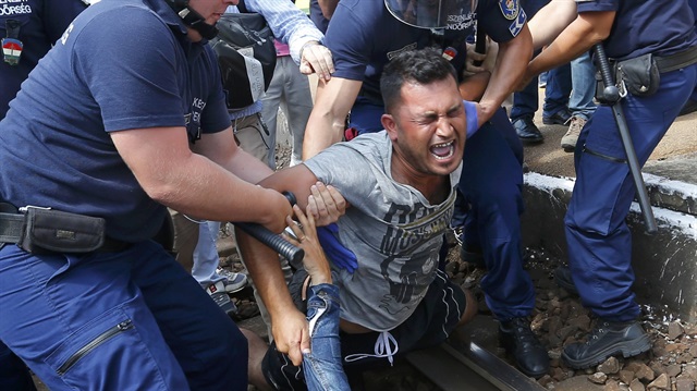 Avrupa'da ırkçı çeteler mültecilere saldırıyor.