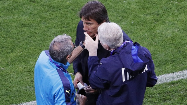 Gol sevincini abartan Conte'nin dudağı patladı.