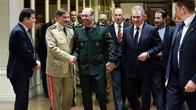 Tahran'daki toplantıya Rus Savunma Bakanı Şoygu, İran Savunma Bakanı Dehkan ve Suriye Savunma Bakanı el Farec de katıldı.