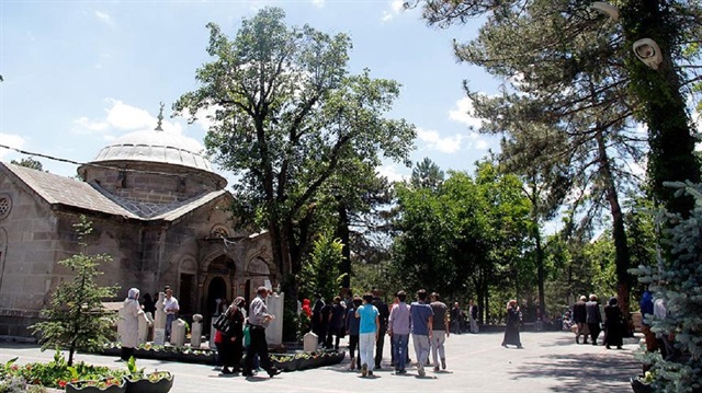  Seyyid Burhaneddin Tirmizi'nin Kayseri'deki türbesi ramazanda ziyaretçi akınına uğruyor.