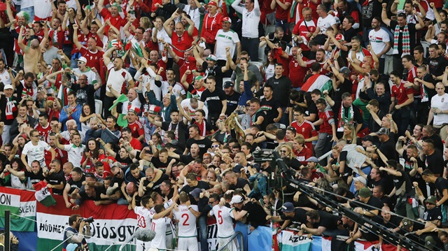 Szalai'nin golü sonrası Macaristan tribünleri adeta yıkıldı.