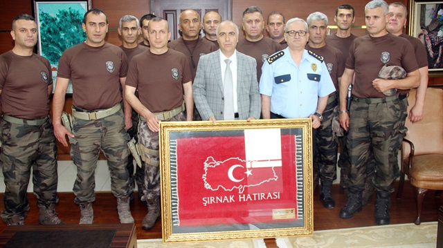 Vali Hasan Karahan'ı makamında ziyaret eden polisler, Şırnak hatırası olarak getirdikleri bir tabloyu Karahan'a hediye ettiler. 