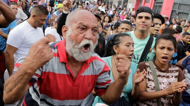 Ekonomik krizle yüzleşen Venezuela'da halk market ve bakkalları yağmaladı. 