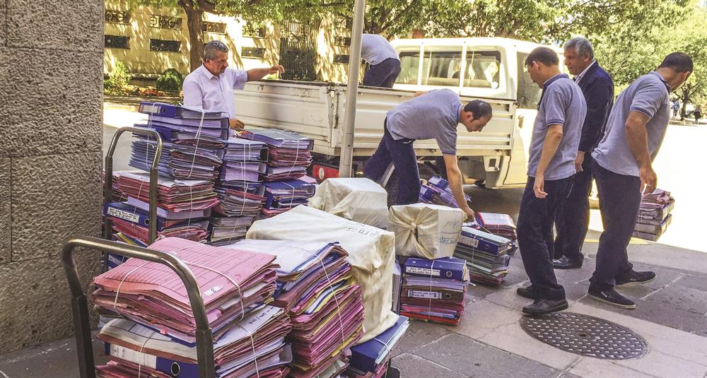 Meclis'teki  dokunulmazlık  dosyalarının tümü  geçen hafta savcılıklara  ulaştırılmak üzere  Adalet Bakanlığı'na  kamyonlarla taşındı.