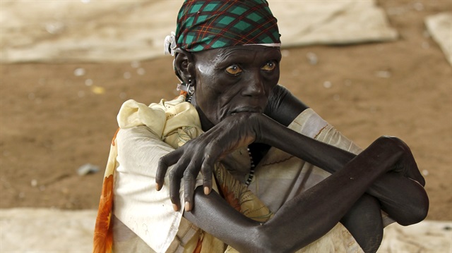 Sudan'daki mülteci kamplarında açlık sıkıntısı yaşayan bir sığınmacı. 