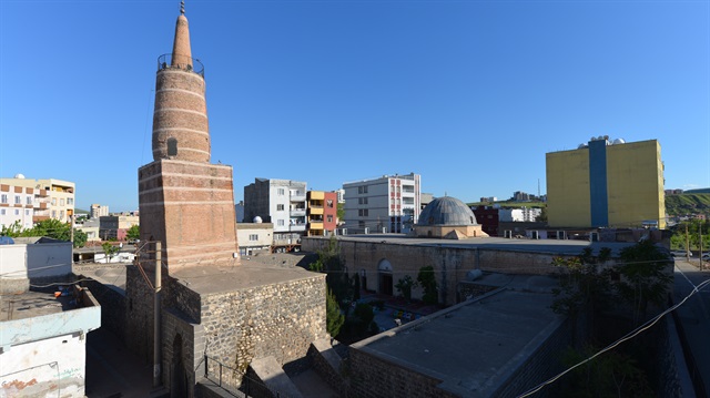 970'li yıllara kadar üzerindeki Cizre Ulu Camii, Orta Asya geleneğinden gelen çift ejderli ve aslan başlı bronz kapı tokmaklarıyla ziyaretçilerini karşılamış. 