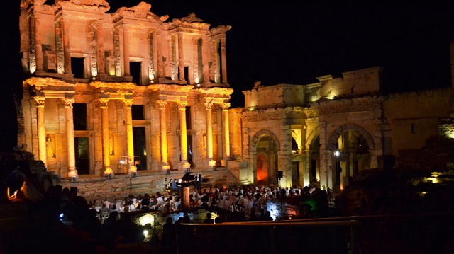 Sihirli Flüt Mercelli ve Piyanist Ramin Bahrami, Celsus Kütüphanesi'nin muhteşem atmosferinde müzikseverlere unutulmaz bir gece yaşattı.