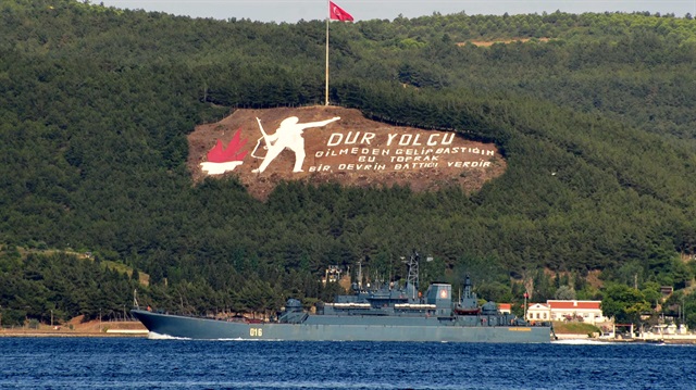 Rus donanmasına ait askeri gemi Çanakkale Boğazı'ndan geçti. 