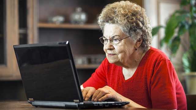 Google aramalarında 'lütfen' ve 'teşekkür ederim' ifadeleri kullanan 86 yaşındaki İngiliz kadın kısa sürede popüler oldu.