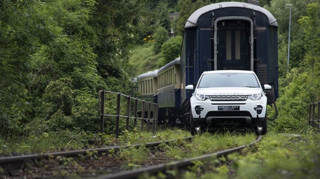 Land Rover'ın yeni SUV aracı Discovery Sport tren çekti.