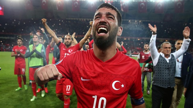 Arda Turan, Euro 2016 biletinin alındığı İzlanda maçının ardından göz yaşlarına hakim olamamıştı. UEFA, çekilen bu fotoğrafı elemelerin en iyi fotoğrafı olarak seçmişti.