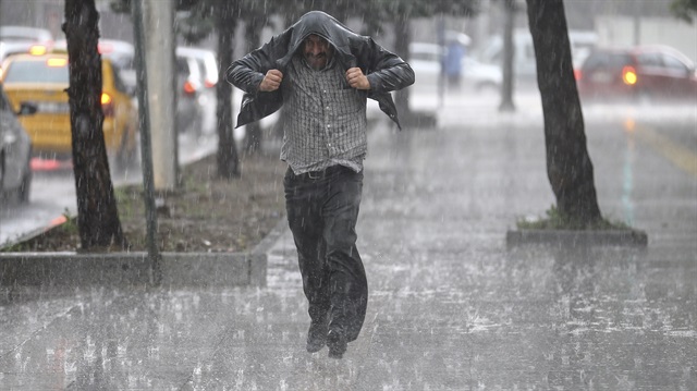Meteoroloji bazı illere sağanak yağış beklendiğinin duyurarak, vatandaşları uyardı.