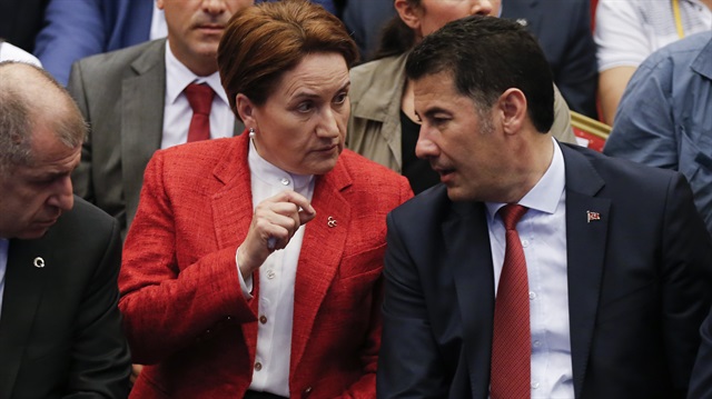 Kongrenin yapıldığı Büyük Anadolu Oteli'ndeki salonda hazırlanan sahneye, Mustafa Kemal Atatürk, MHP'nin Kurucu Genel Başkanı merhum Alparslan Türkeş ve MHP Genel Başkanı Devlet Bahçeli'nin posterleri asıldı.