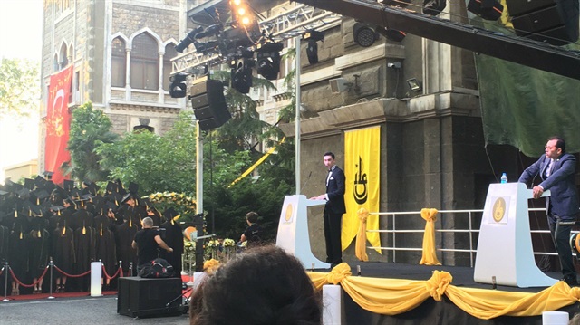 İstanbul Erkek Lisesi’nin mezuniyet töreninde bir grup öğrenci, okul müdürünü protesto etmişti.