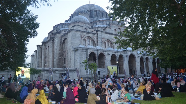 YediHilal Derneği'nin üçüncüsünü düzenlediği iftar programı Medine usulu yer sofrası ile Şehzadebaşı Camii'nde gerçekleşti.