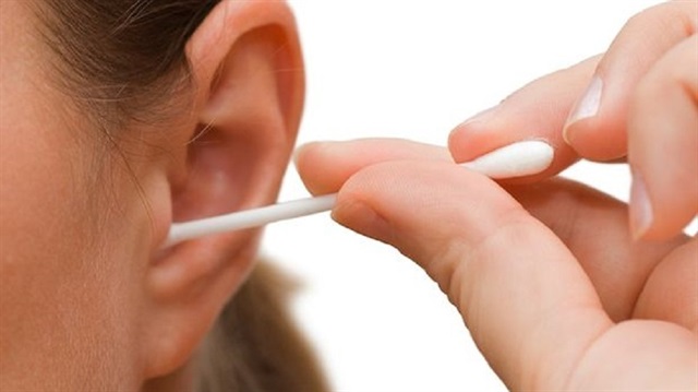 Dr. Kağan İpçi, kulak temizleme çöpleriyle kulak içine müdahale edilmemesi gerektiğini söyledi.