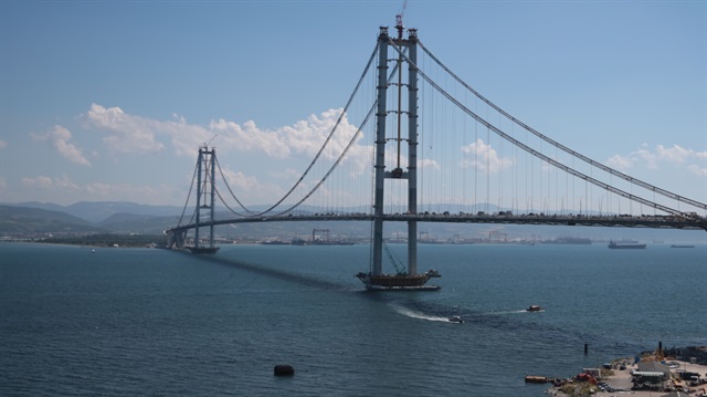 İstanbul ile İzmir arasını 9 saatten 3 buçuk saate indiren Osmangazi Köprüsü. 
